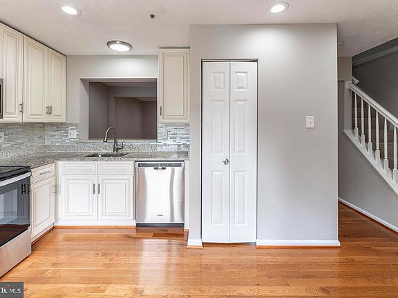 2nd image of 30 Cottonwood Ct