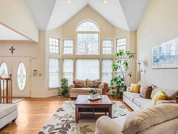 3rd image of 50 Bellerose Ave