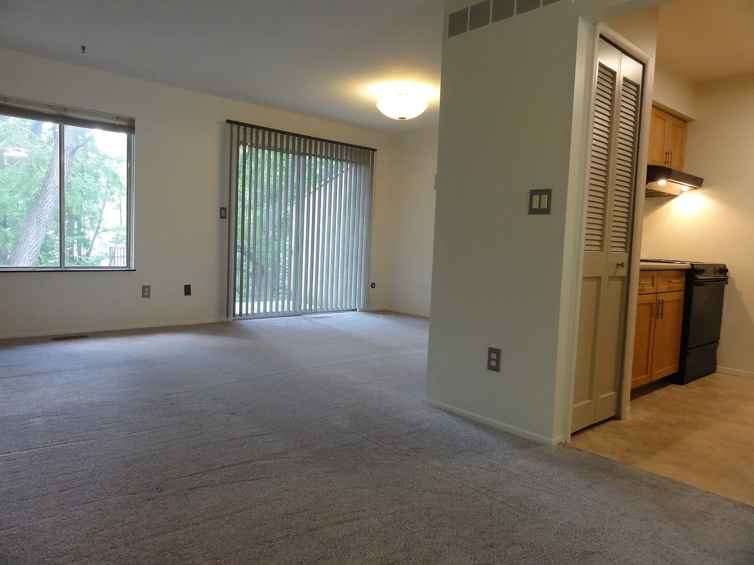 2 bed, 1.5 bath, 1150 sqft, $1,900 — Photo 2