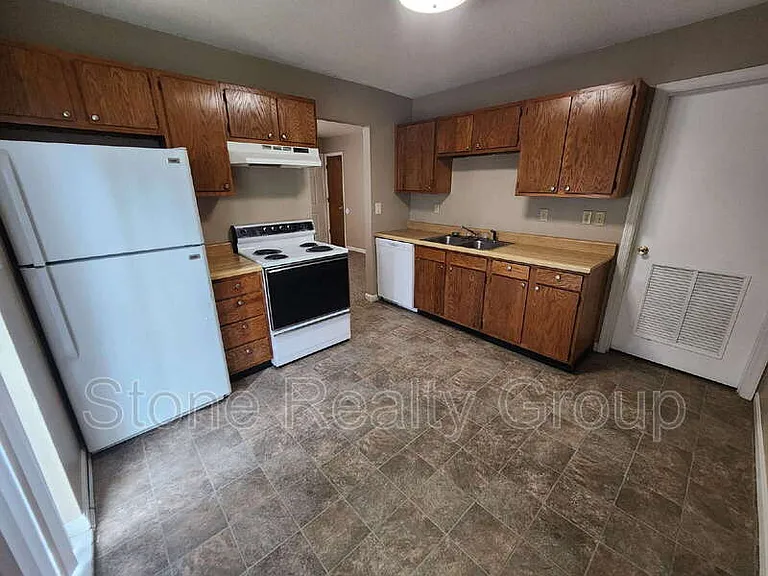 2474 E Clayton Dr — Photo 3
