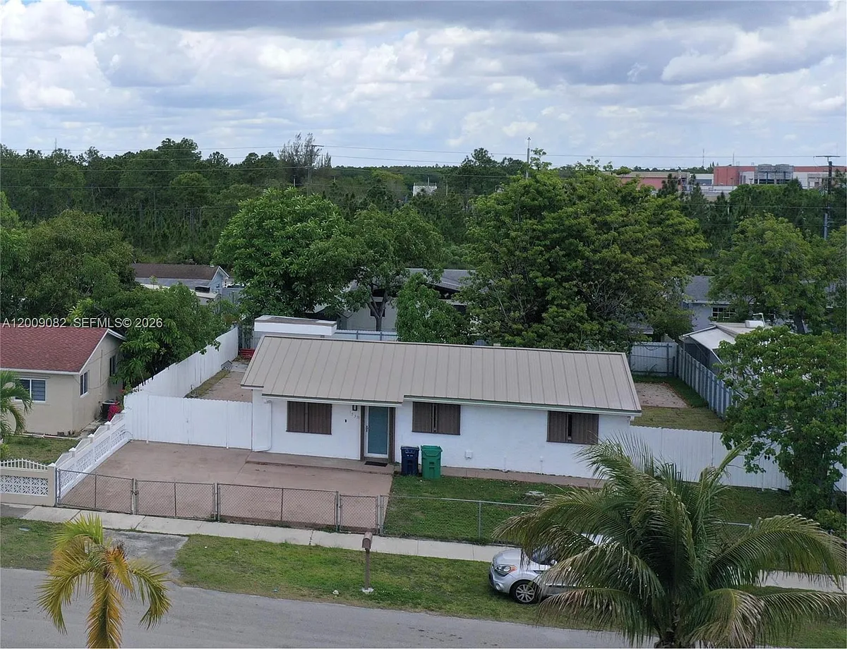 Photo 1 of 13 - 12331 SW 185th St - Miami, FL Primary Photo - 12331 SW 185th St