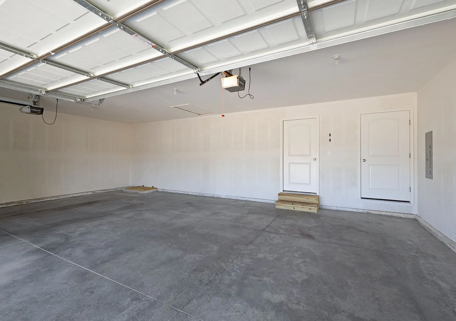 4 Bedroom Home with 3 car garage for rent! — Photo 3