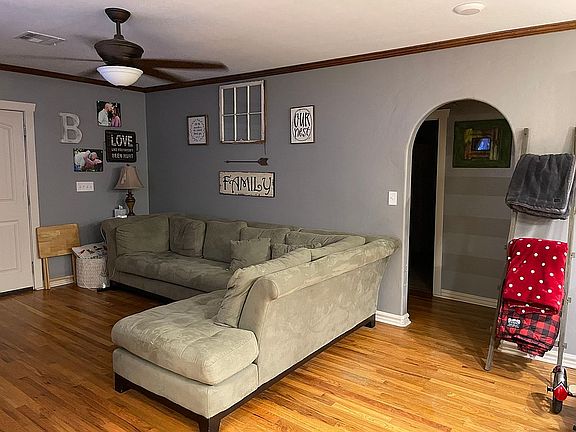 Spacious living room 