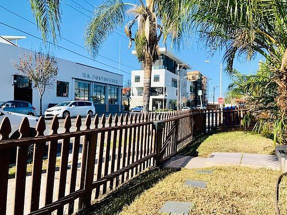 4th image of 3066 N Park Way #1