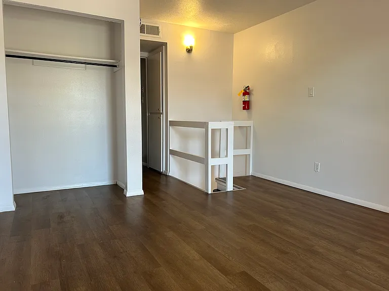 Updated 2 Story - 1 Bed UNM Town Home Apt.l w/ Balcony & Yard — Photo 47