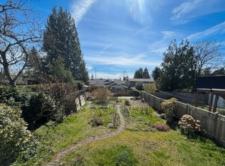 865 E 17th St, North Vancouver, BC