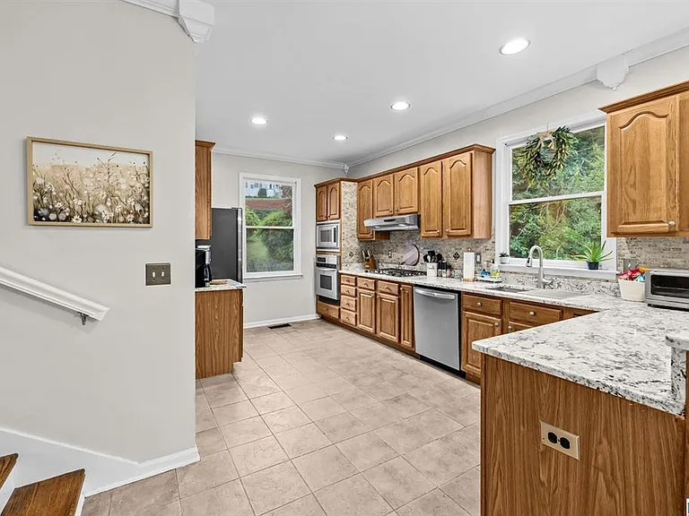 504 Hillock Trce — Photo 11