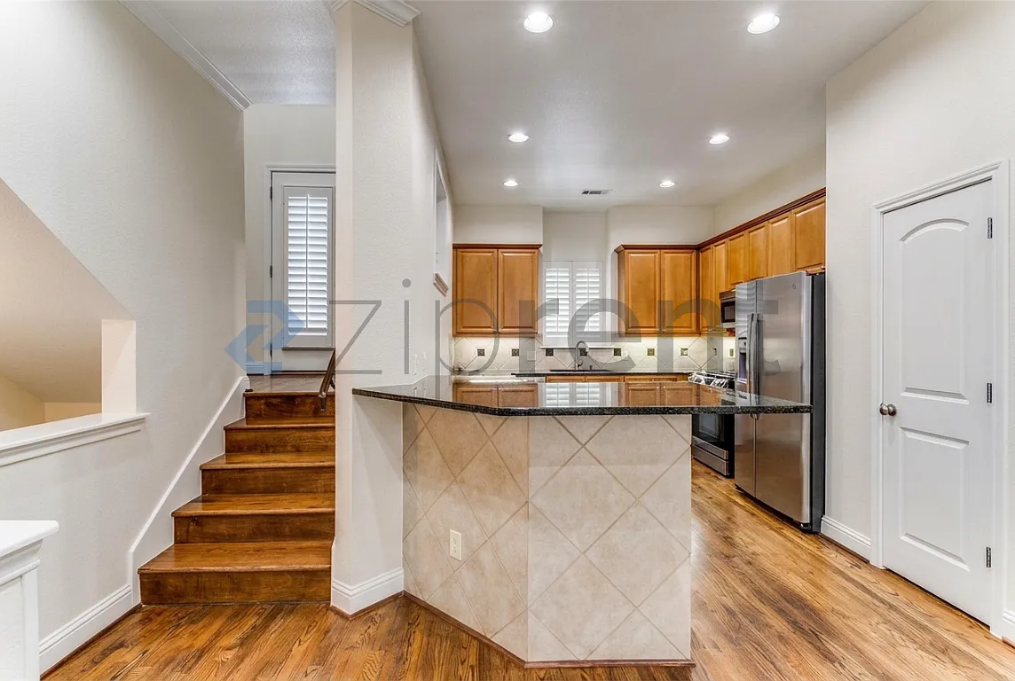 2 bed, 2.5 bath, 2070 sqft, $4,300 — Photo 4