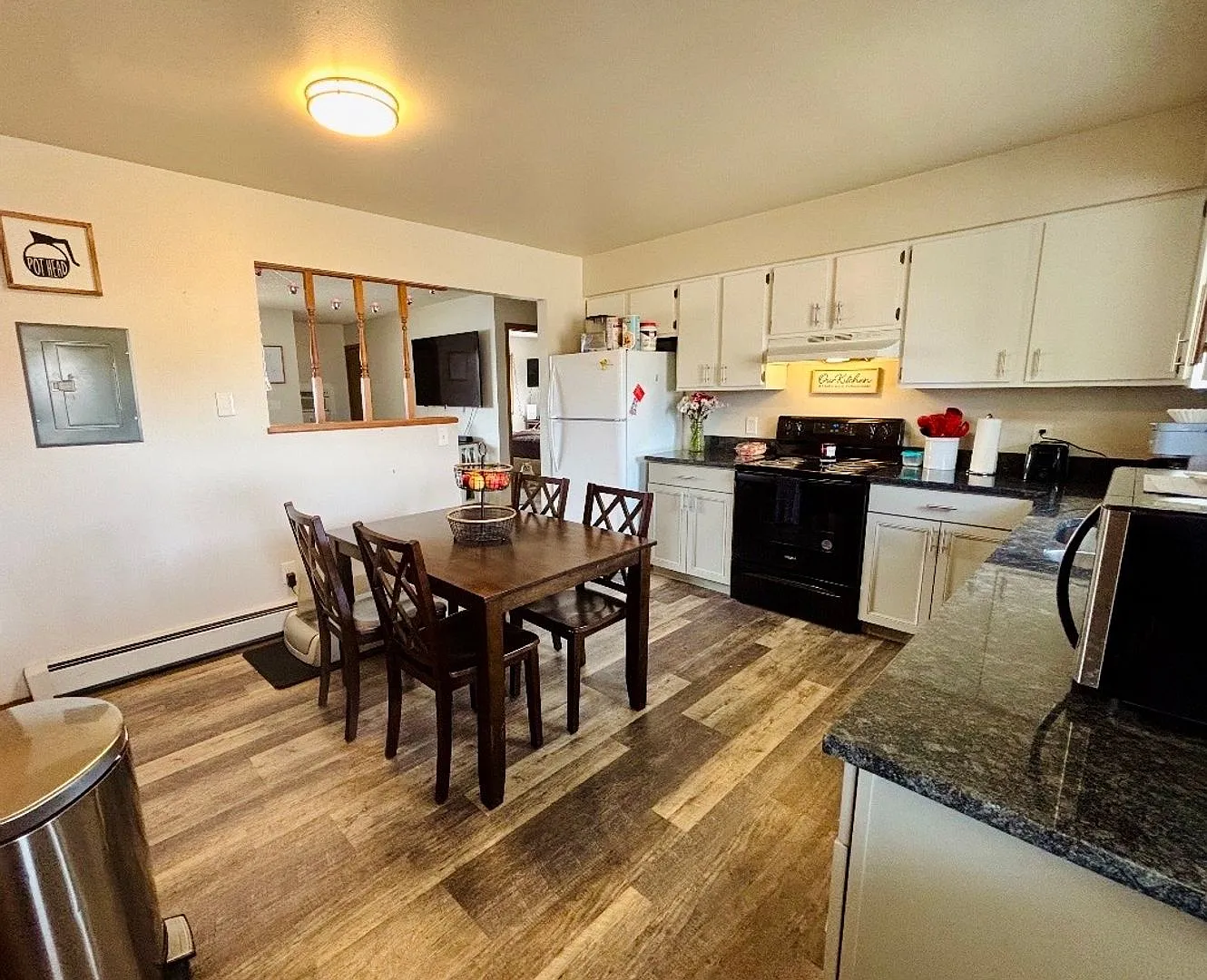Updated 2 Bed Upper Unit w/ In-Unit Washer & Dryer + Utilities Included! — Photo 4