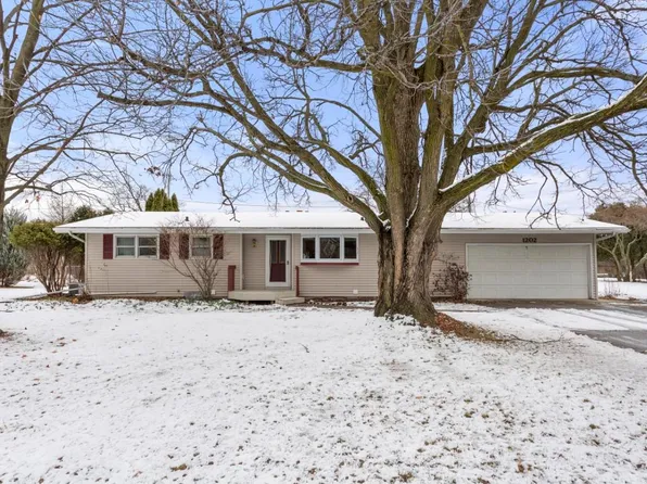 1202 N Green Grove Rd, Appleton, WI 54911