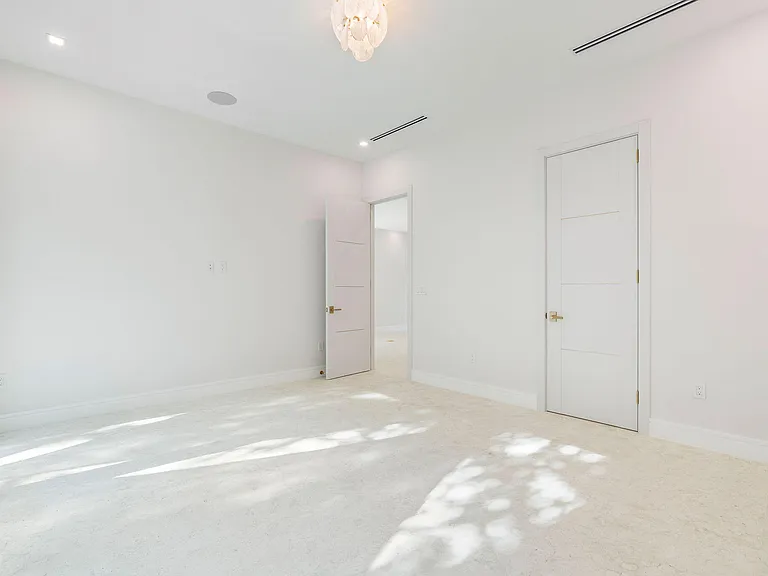 114 Royal Ln — Photo 27