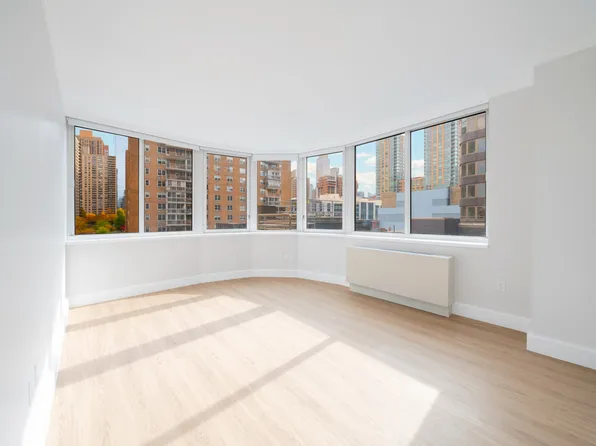 140 Riverside Boulevard image 4 of 11