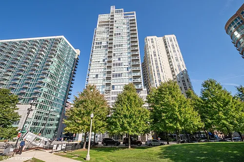 653 N Kingsbury St #1401 Photo 1