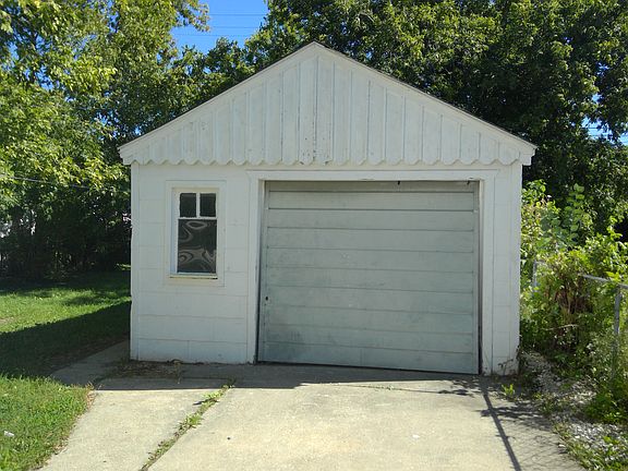 1 1/2 CAR GARAGE