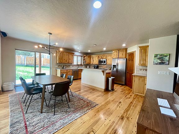 Dining table to kitchen