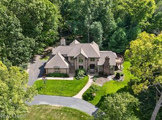 561 Valley Dr, Milford, MI 48381