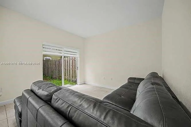 1020 SE 26th Ter — Photo 10