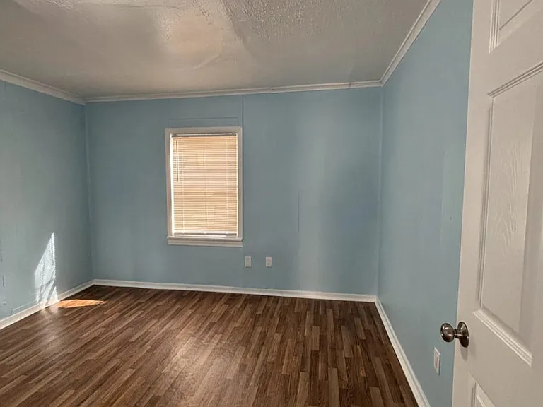 907 Winn St — Photo 8