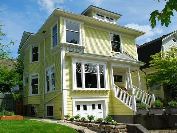 Welcome to 346 16th Avenue East â?? a beautiful example of the "Seattle Box" variation of Four-Squar