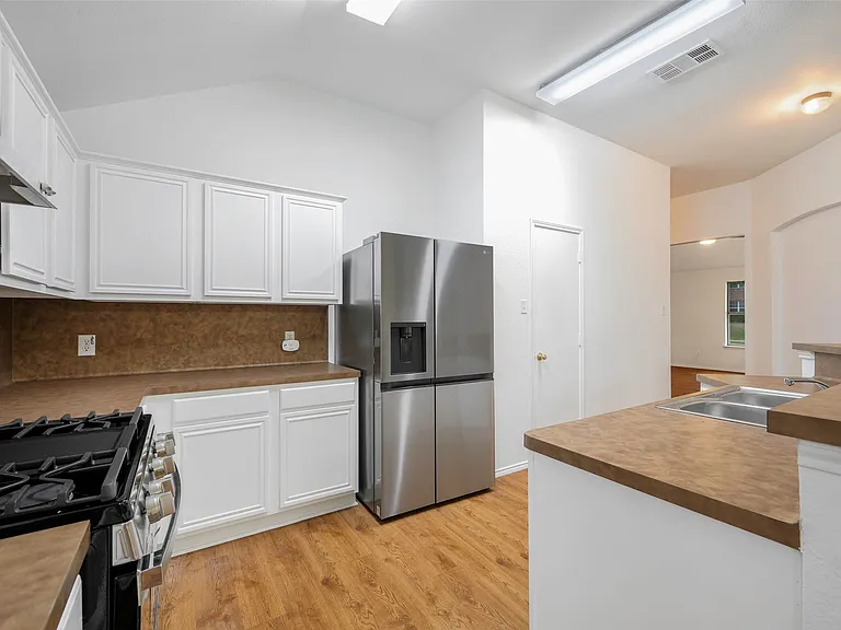 1001 Campbell Dr — Photo 2