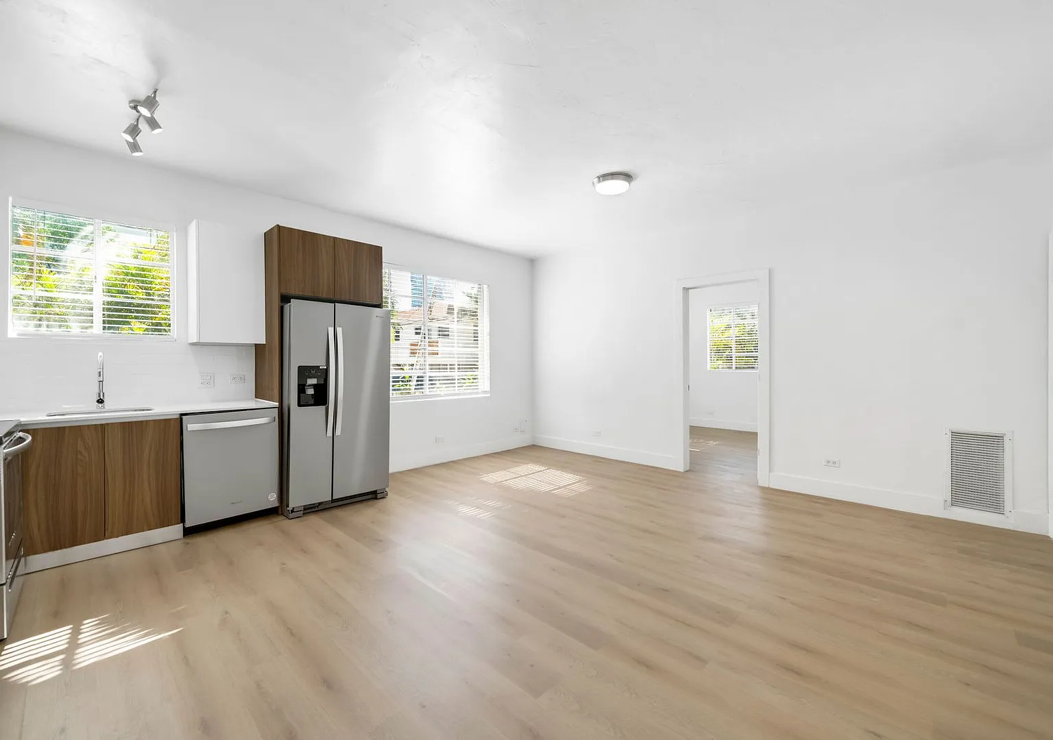 940 Jefferson Ave — Photo 2