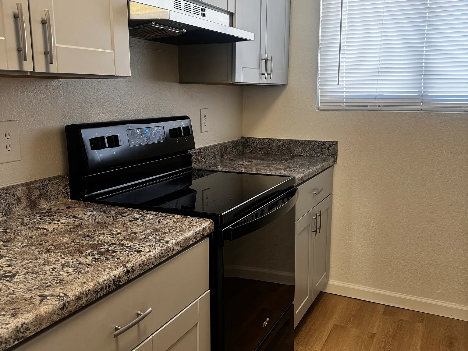 260 W 8th Ave — Photo 3