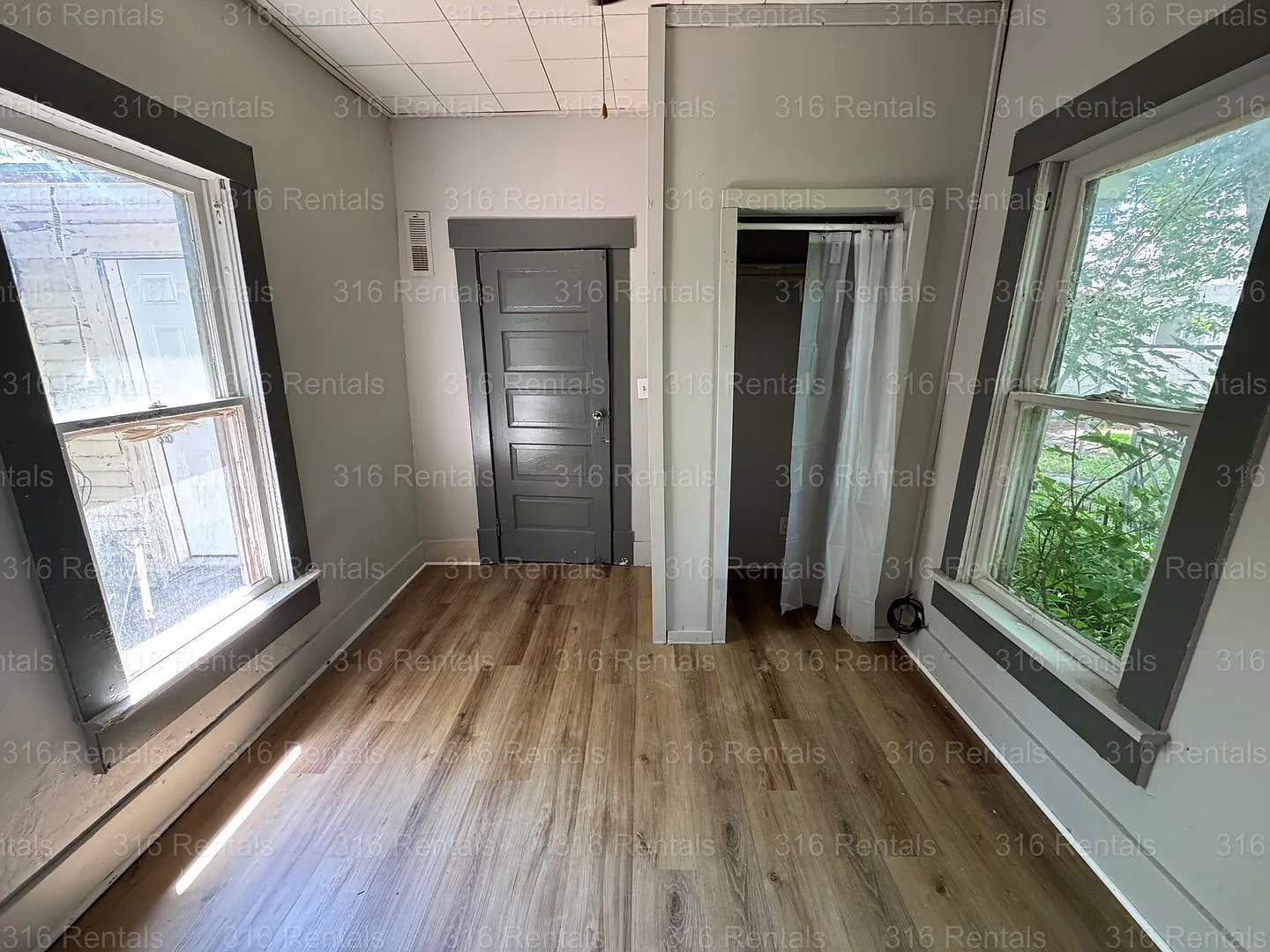 $1100 - 3 bed 1 bath - Single Family Home — Photo 4