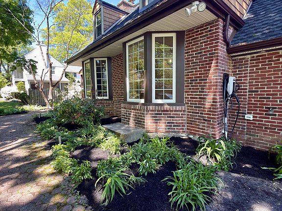 3rd image of 418 E Country Club Ln