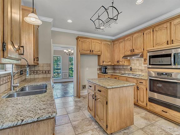 3rd image of 3133 Emory Dr