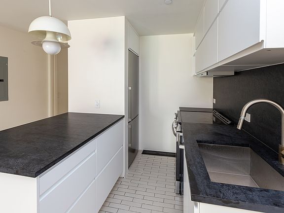 5th image of 480 Henry St APT 1