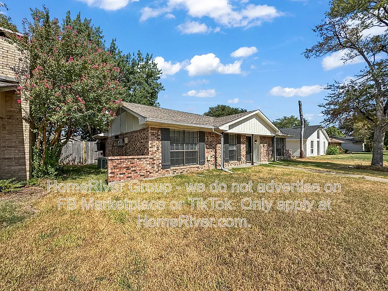3 bed, 2.0 bath, 1661 sqft, $2,495 — Photo 2
