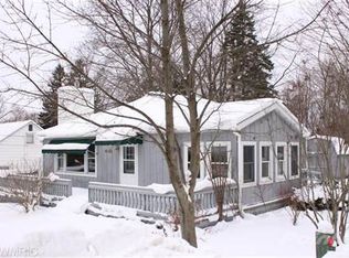 8182 5th St, Onekama, MI 49675