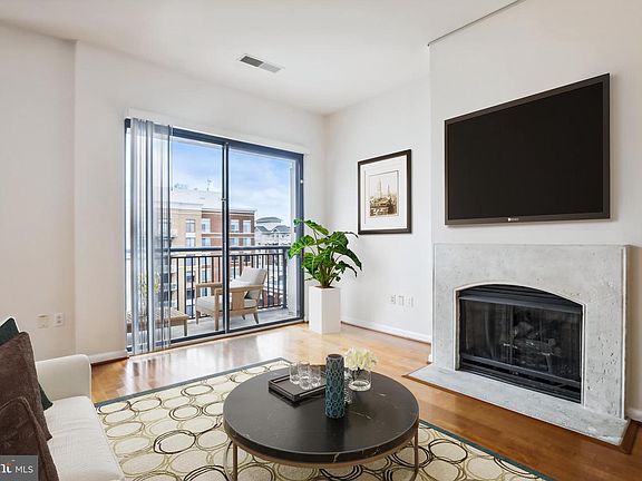 4th image of 1021 N Garfield St APT 1005