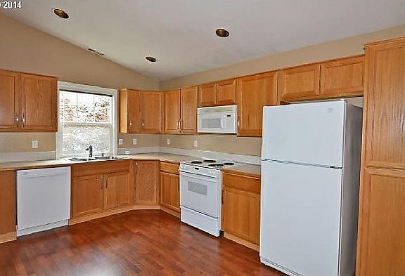 5th image of 5910 NE 35th Cir