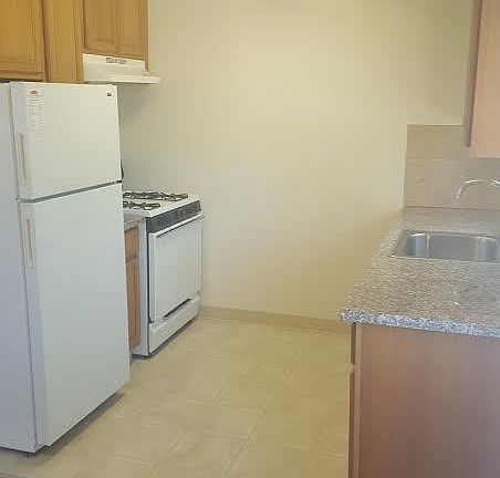 5th image of 463 Ventura Ave