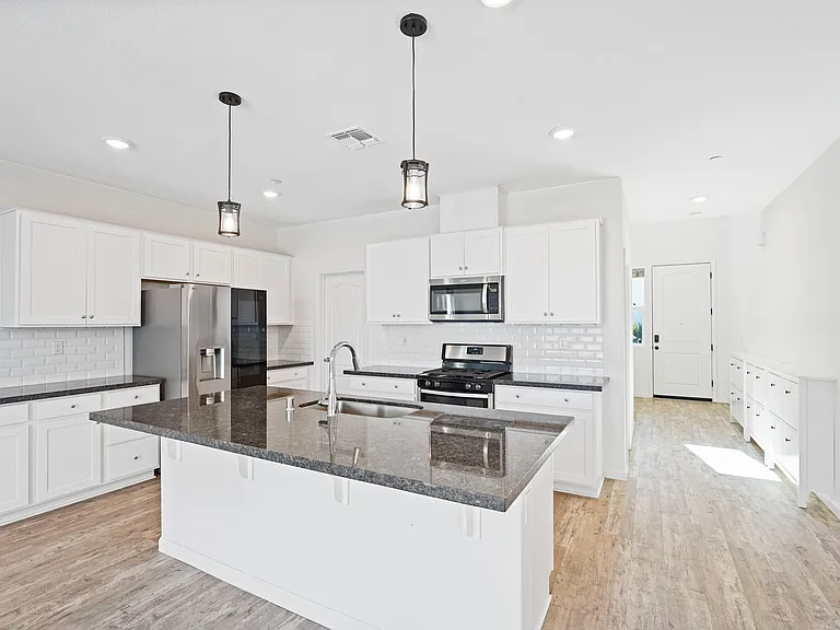 467 Yarrow Dr — Photo 5