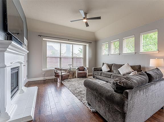 4th image of 2318 Chadwick Ln