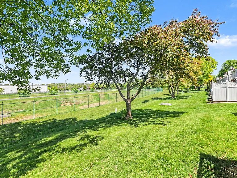 933 E Maple St — Photo 26