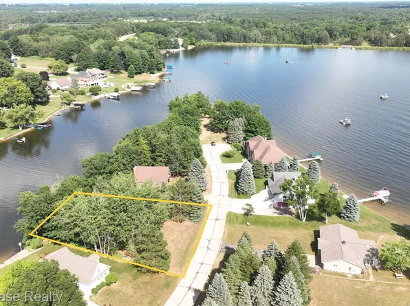 1033 Cantabrian Dr, Weidman, MI 48893