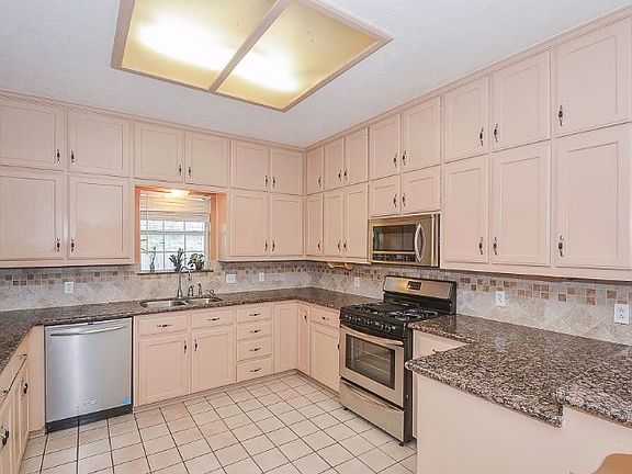 4th image of 2905 Oakbrook Ct