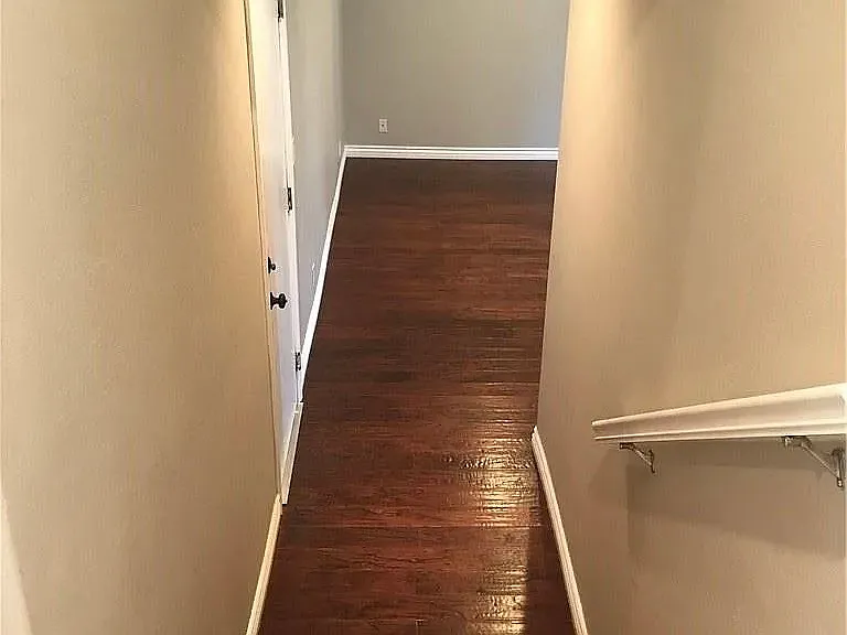 1049 Evergreen Ct — Photo 6