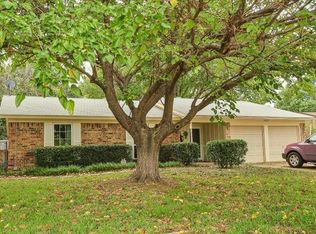 809 Skylark Dr, Mansfield, TX 76063