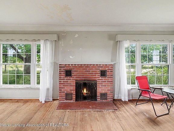 3rd image of 1136 S Nichols Rd