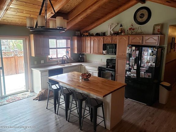 2nd image of 406 Aspen St