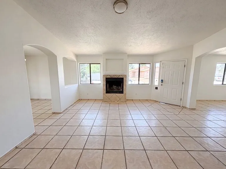 1577 W Wood Crest Ct — Photo 2