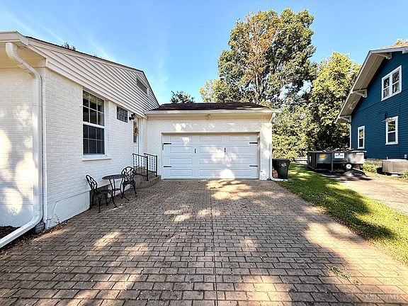 4th image of 1530 Maple Ave
