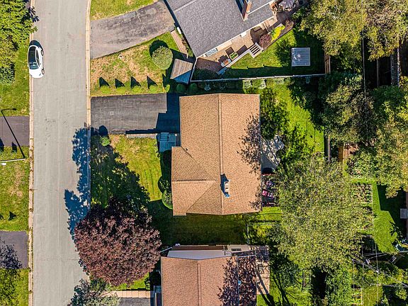 3rd image of 18 Northcliffe Ln