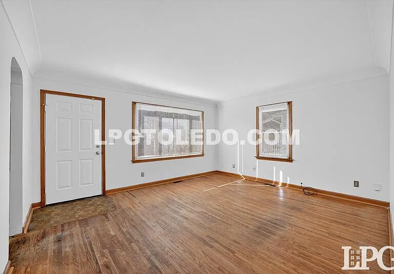 1525 Akron St — Photo 5