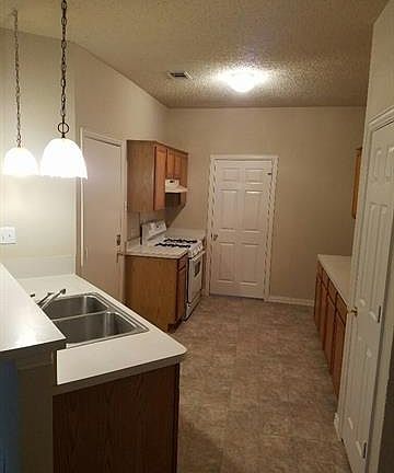 2nd image of 920 Oakland Dr