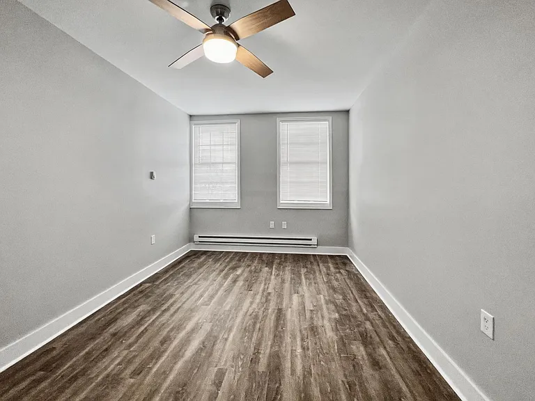 327-337 W Chestnut St — Photo 13